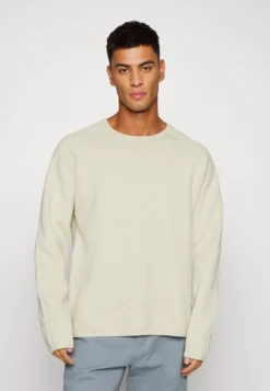 REVOLUTIONStickad Tröja - Offwhite